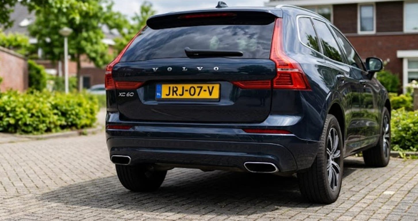 Nederlands kenteken op een auto — JRJ-07-V Volvo XC60 voor kentekencheck-vergelijking